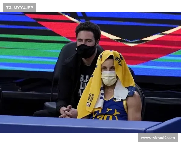 科尔果断换下手感冰凉的库里,替补阵容反而逆转领先 科尔果断换下手感冰凉的库里,替补阵容反而逆转领先