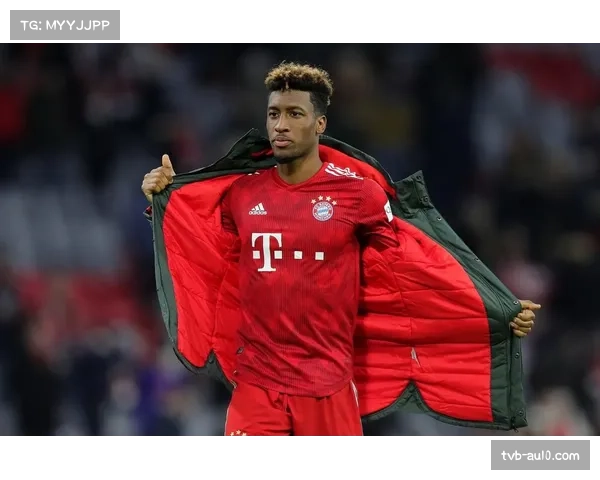 镜头捕捉：拜仁替补席萨内为格纳布里整理护腿板，展现队内融洽氛围